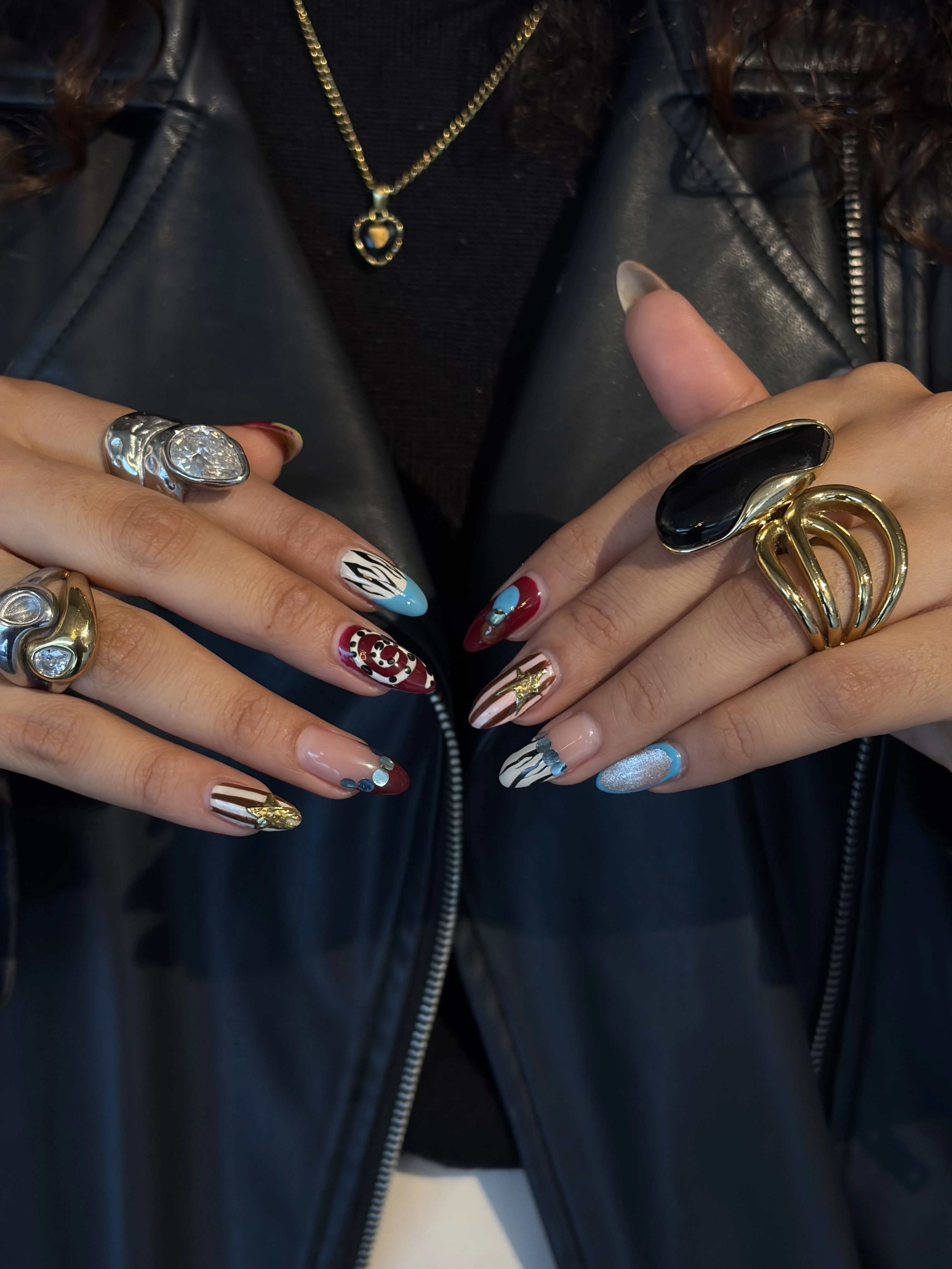 Uñas con rayas y cromo, con anillos