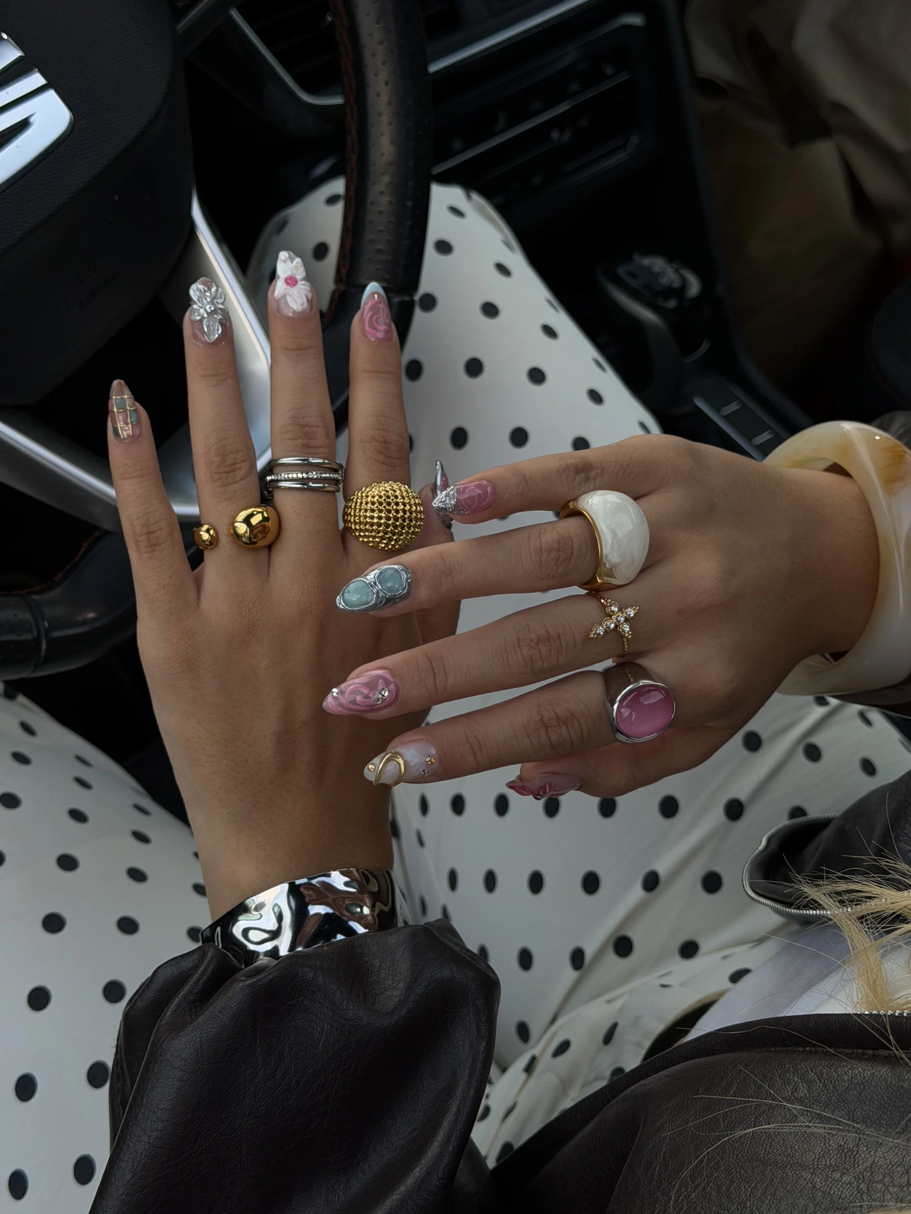 Uñas largas de softgel con diseños y anillos